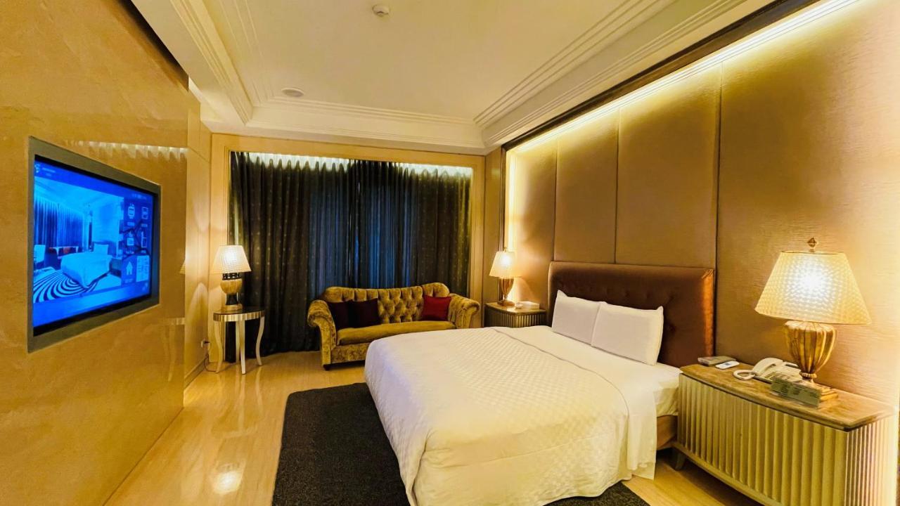 Janeeyre Motel Taichung Buitenkant foto