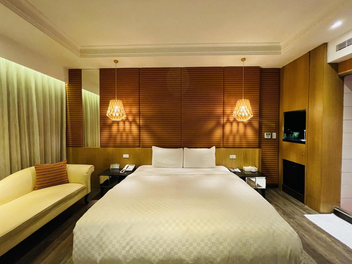 Janeeyre Motel Taichung Buitenkant foto