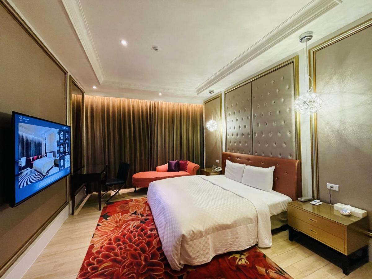 Janeeyre Motel Taichung Buitenkant foto