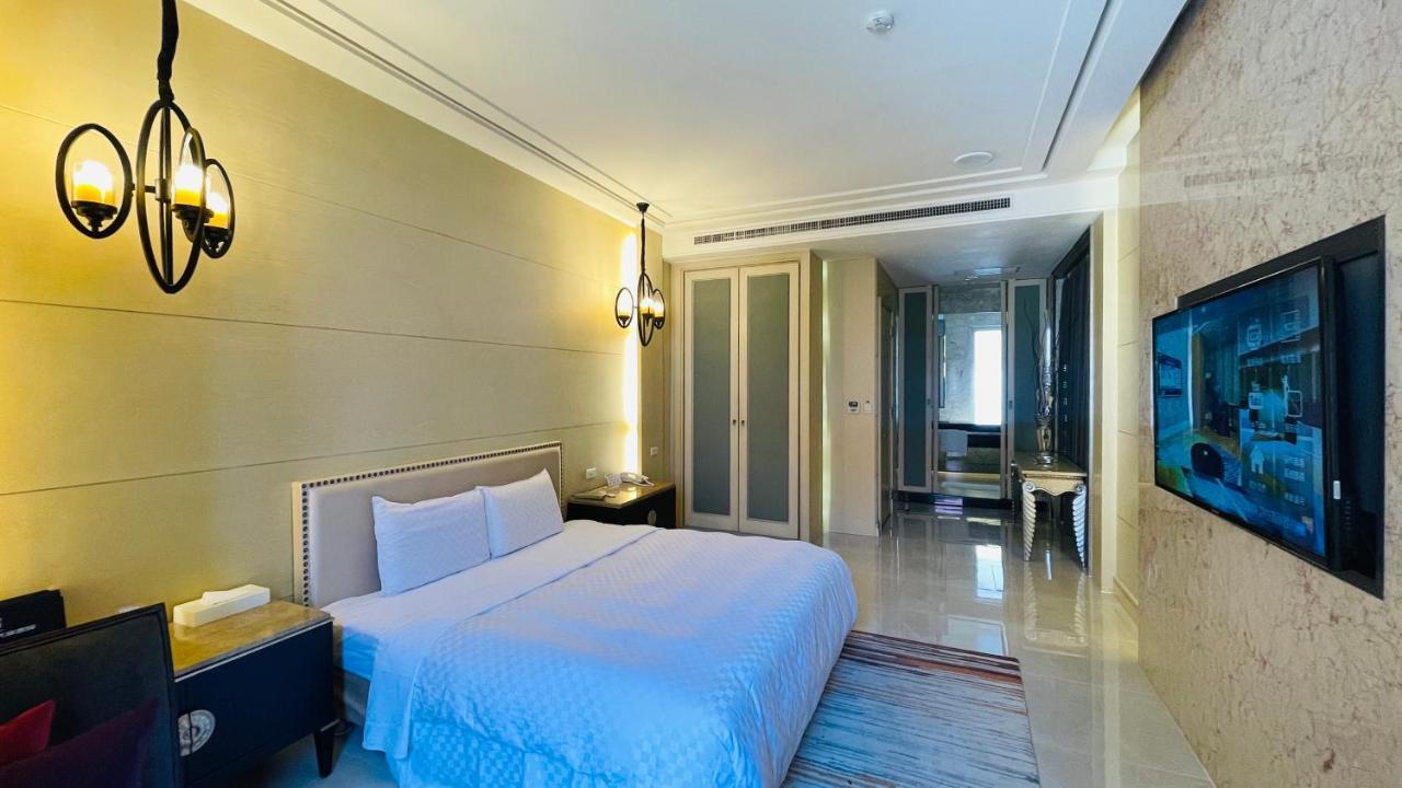 Janeeyre Motel Taichung Buitenkant foto
