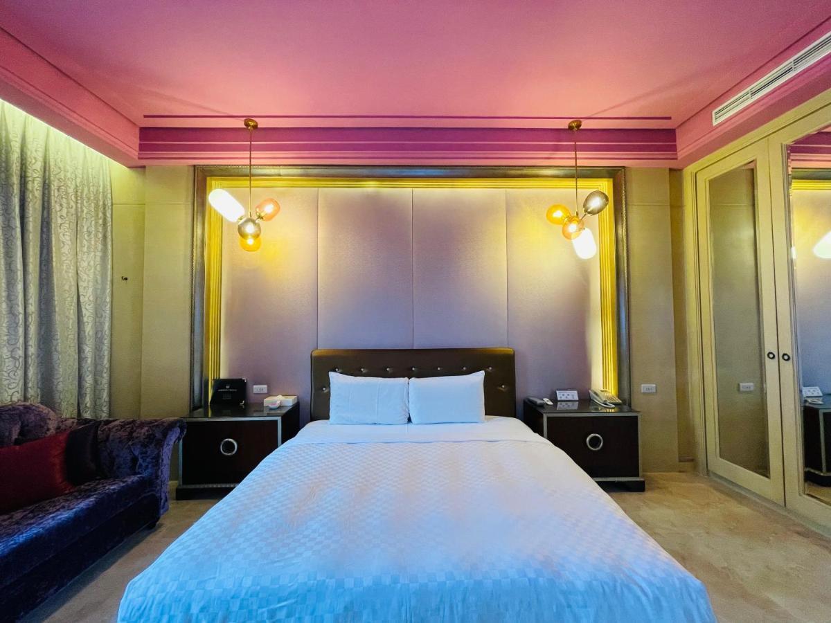 Janeeyre Motel Taichung Buitenkant foto