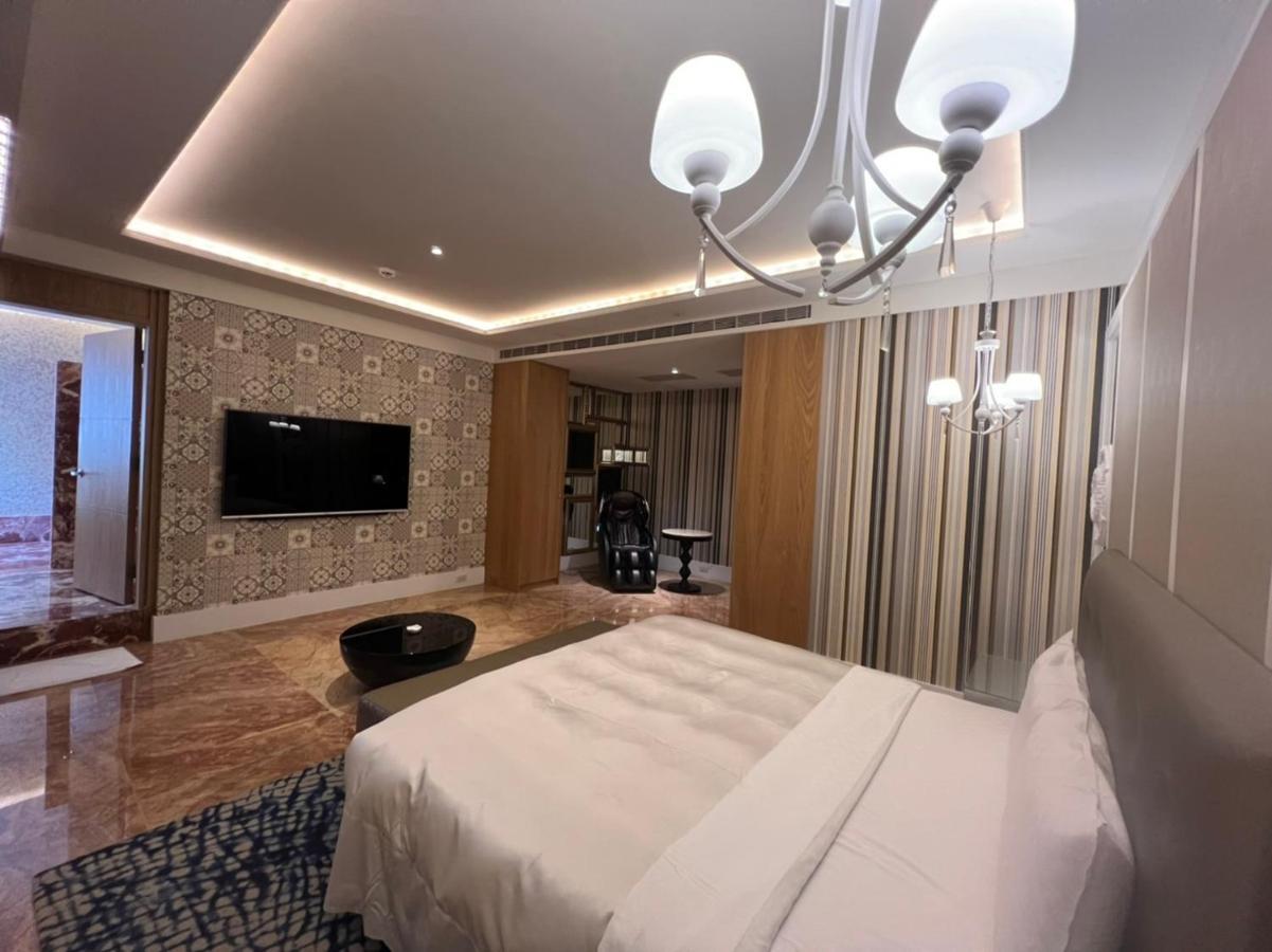 Janeeyre Motel Taichung Buitenkant foto