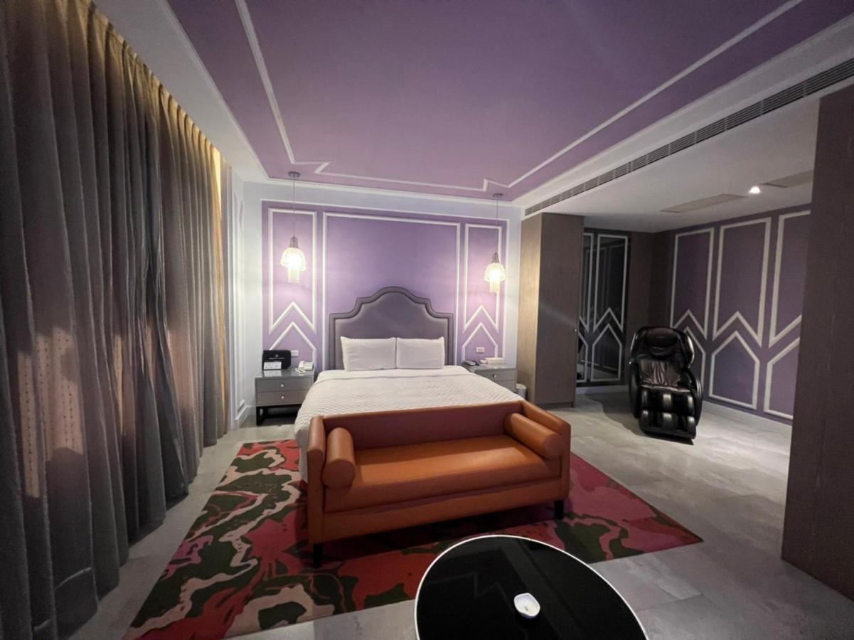 Janeeyre Motel Taichung Buitenkant foto